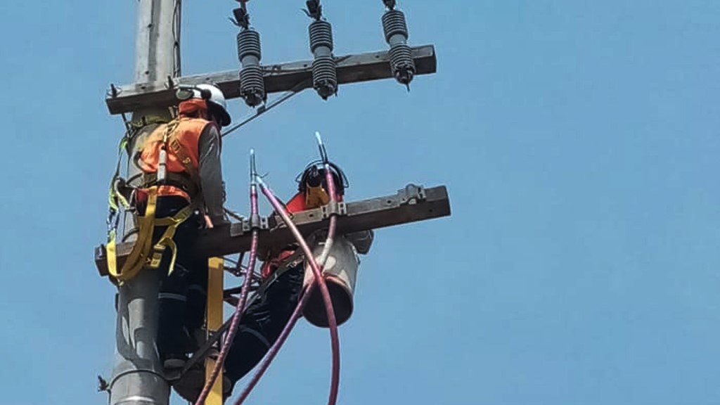 Montaje de líneas aéreas de media tensión
